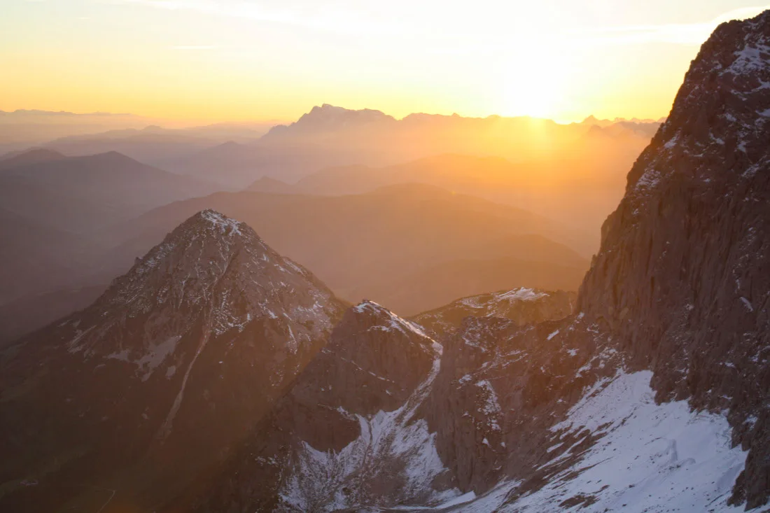Luz del atardecer sobre las cumbres